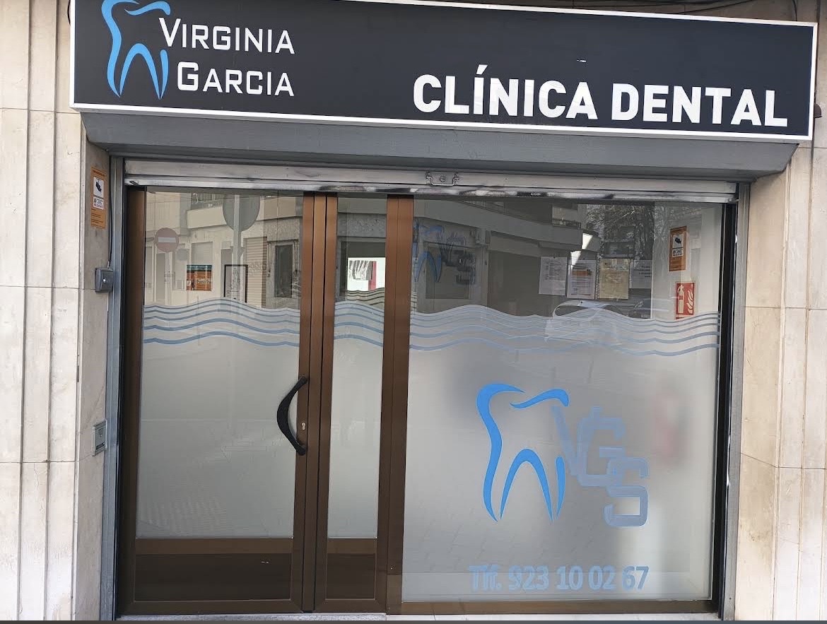 Fachada de la Clínica Dental Virginia García con el logotipo VGS